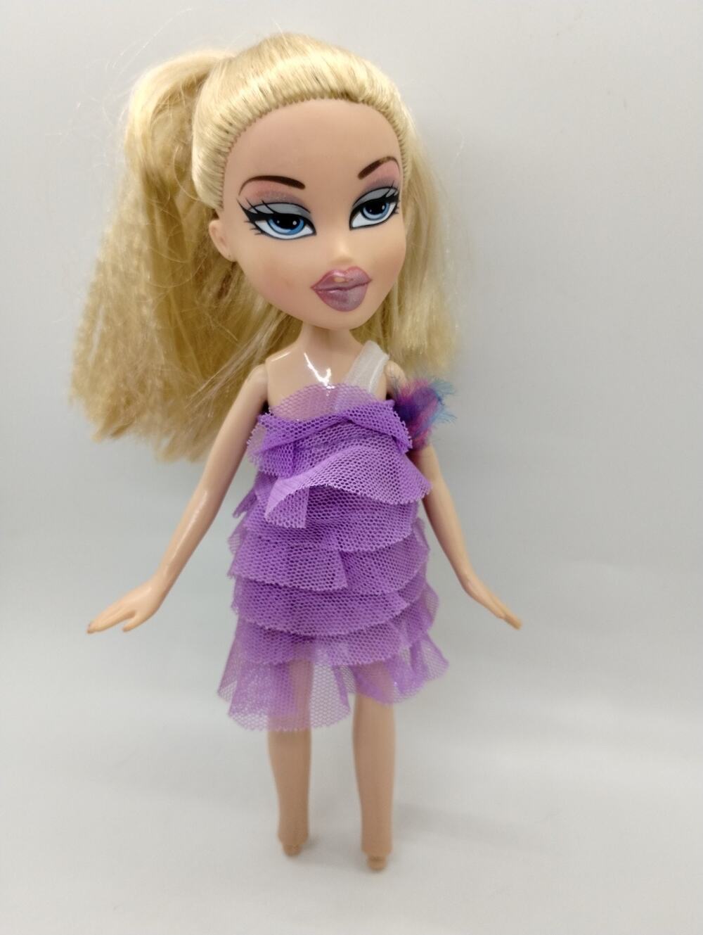 2001 MGA BRATZ Doll - CLOE - Blue Eyes - In Dess - No Shoes